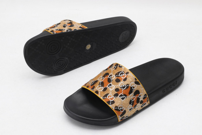 G*u*i sandals