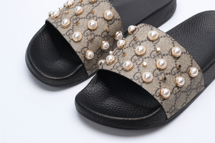 G*u*i sandals