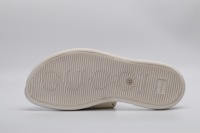G*u*i sandals