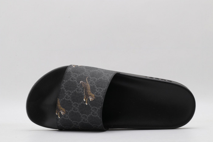 G*u*i sandals