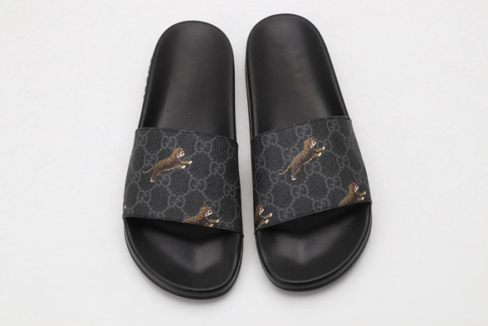 G*u*i sandals