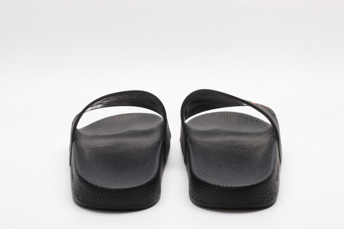 G*u*i sandals