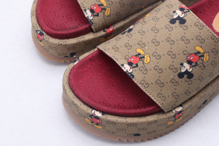 G*u*i sandals