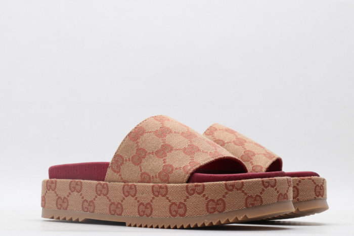 G*u*i sandals